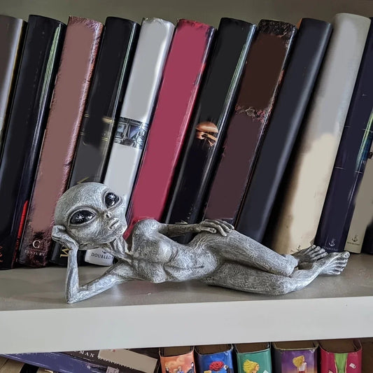 Alien Resin Statue Figurine – Halloween Creative Home & Garden Decor